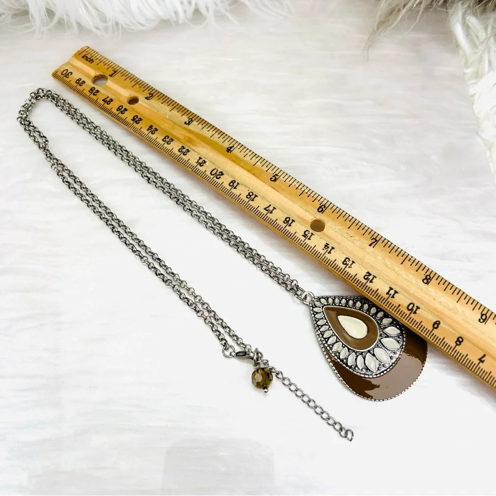 Aged Silvertone cream and taupe accent pendant necklace